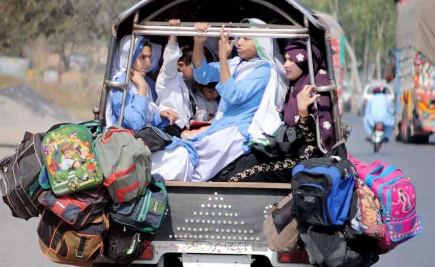 راولپنڈی: ٹریفک پولیس کی نا اہلی، طالبات خطرناک انداز سے ..