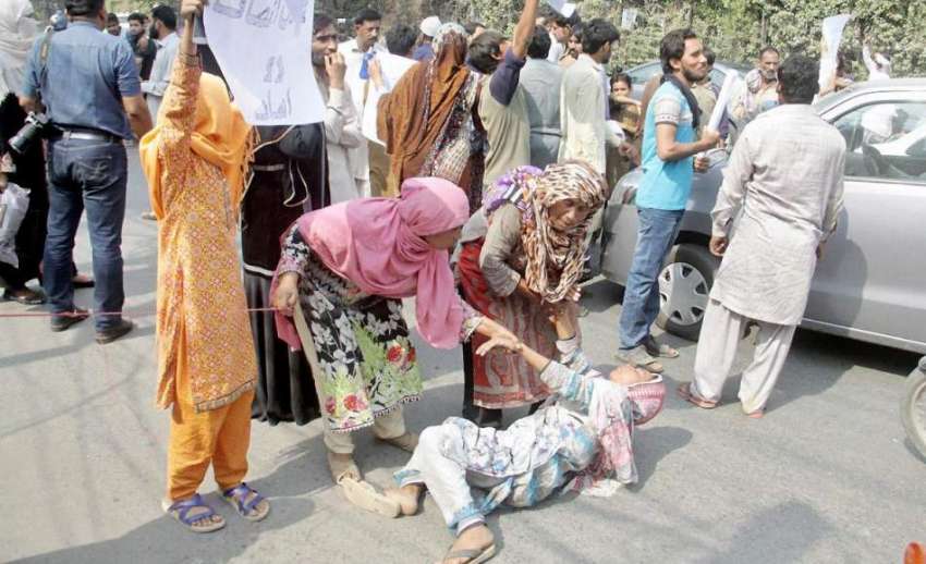 لاہور: پریس کلب کے باہر اپنی بچی کی بازیابی کے لیے احتجاج ..