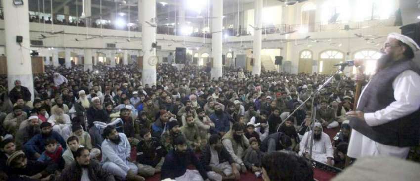 لاہور: حافظ محمد سعید مسجد القادسیہ میں جمعہ کے اجتماع سے ..