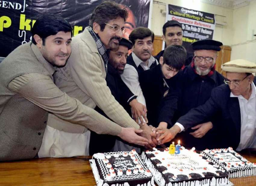 پشاور: دلیپ کمار کی95ویں سالگہر کے موقع پر کیک کاٹا جار ہا ..