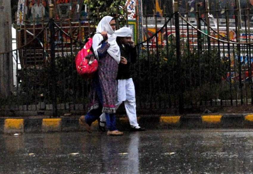 راولپنڈی: شہر میں ہونیوالی موسم سرما کی پہلی بارش کا منظر۔