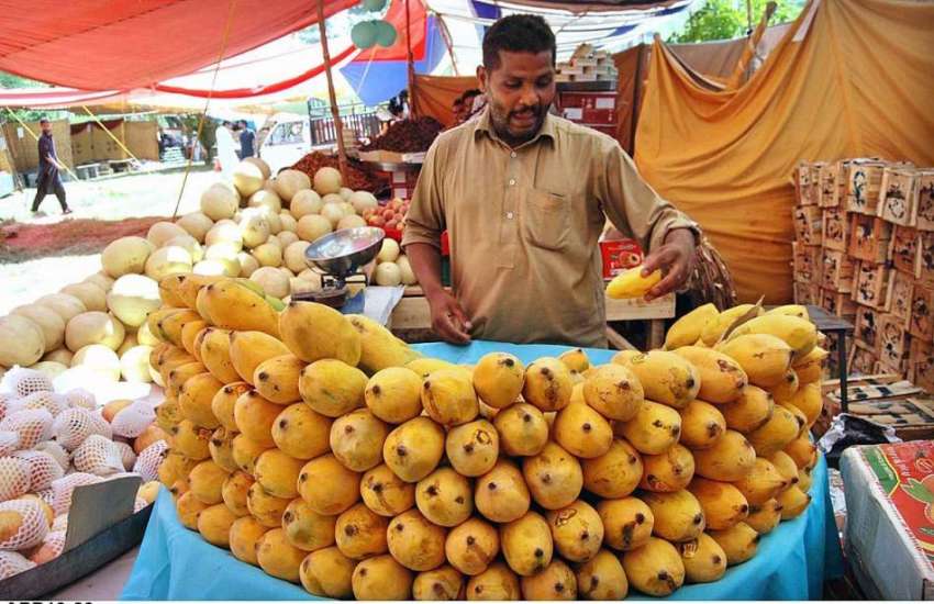 اسلام آباد: سستے رمضان بازار میں ایک دکاندار فروخت کے لیے ..