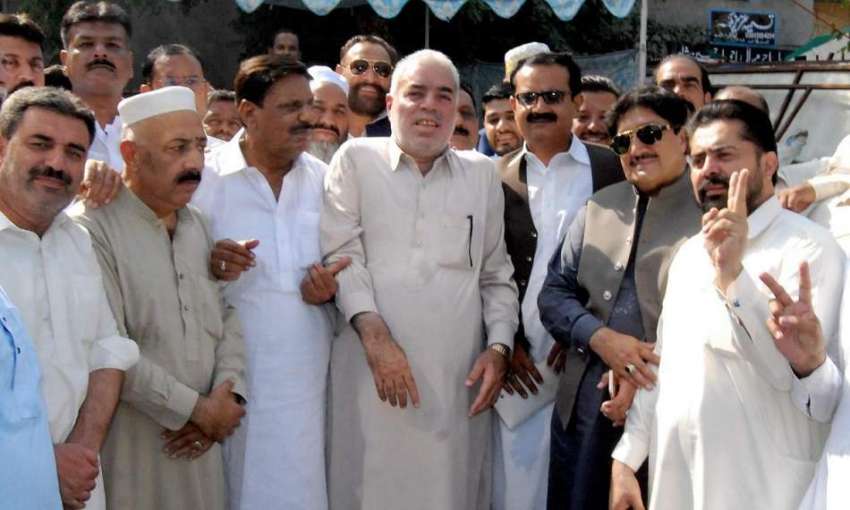راولپنڈی: نو منتخب کونسلر چوہدری فخرکا کامیابی کے بعد میئر ..