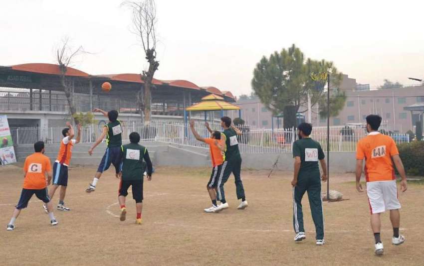 پشاور: گورنر فاٹا یوتھ فیسٹیول میں نٹ بال فائنل کا منظر۔