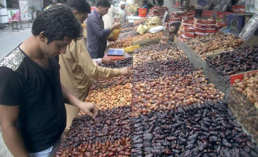 لاہور: شہری افتاری کے لیے کھجوریں خرید رہے ہیں۔