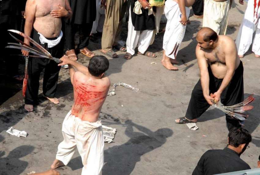 راولپنڈی: یوم عاشور کے مرکزی جلوس میں عزادار زنجیر زنی کر ..