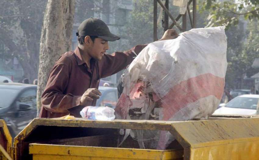 لاہور: خانہ بدوش بچے کوڑے کے ڈھیر سے کارآمد اشیاء تلاش کر ..