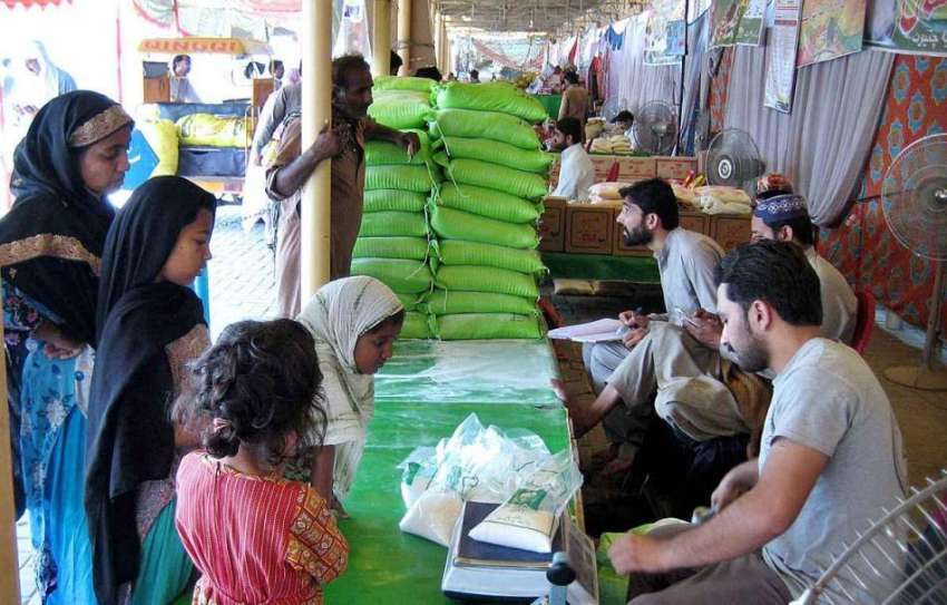 چنیوٹ: لڑکی سستا رمضان بازار سے چینی خرید رہی ہے۔
