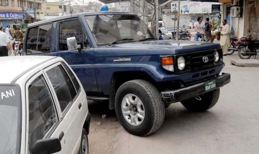 راولپنڈی: صدر بابو محلہ چوک میں محکمہ پولیس کی گاڑی نو پارکنگ ..
