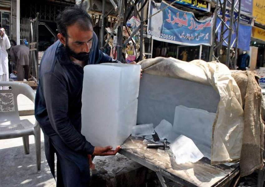راولپنڈی: شدید گرمی میں برف کی مانگ میں اضافے کے باعث ایک ..
