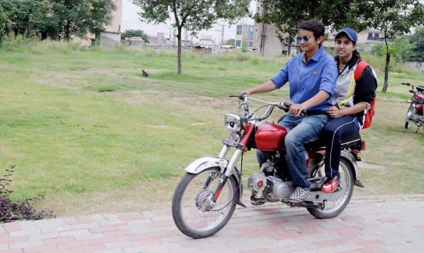 راولپنڈی: سر سید چوک کے قریب لڑکیاں موٹر سائیکل پر اپنی منزل ..