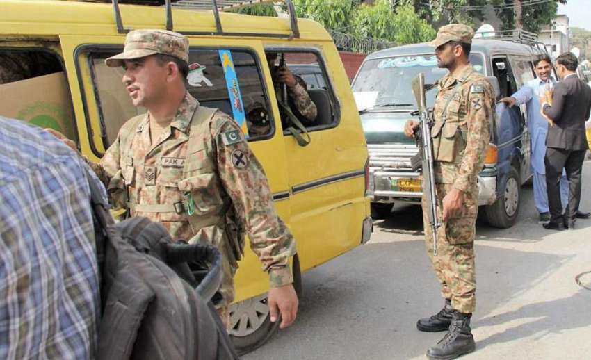 لاہور: پاک فوج کا جوان حلقہ این اے120کے ضمنی انتخابات کے لیے ..