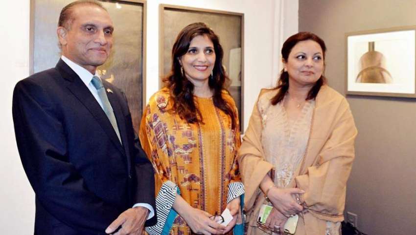 واشنگٹن: امریکہ میں پاکستان کے سفیر اعزاز چوہدری اور انکی ..