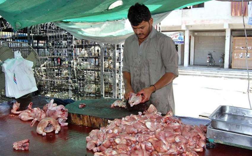 اسلام آباد: سستے رمضان بازار میں ایک دکاندار مرغی کا گوشت ..