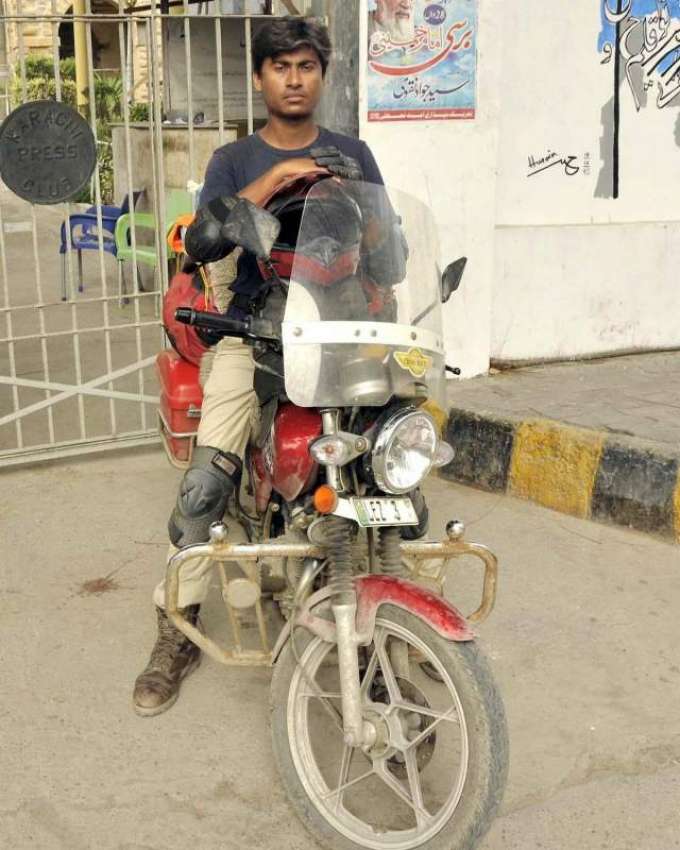 کراچی: لاہور کے رہائشی فہیم احمد راؤ موٹر سائیکل پر چھ ہزار ..