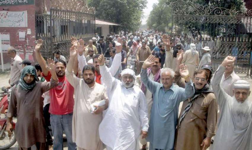 لاہور: ریلوے ورکرز یونین کے زیر اہتمام ملازمین اپنے مطالبات ..