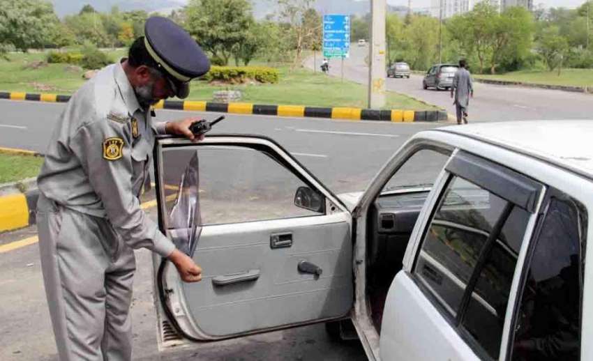 اسلام آباد : ٹریفک پولیس اہلکار کالی شیشوں والی گاڑی کی شیٹ ..