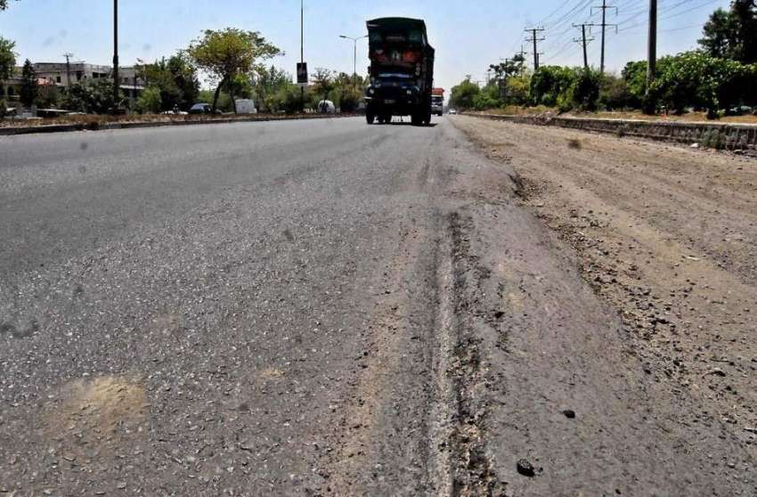 راولپنڈی: جی ٹی روڈ پر ہیوری ٹریفک گزرنے کے باعث سڑک کی خراب ..