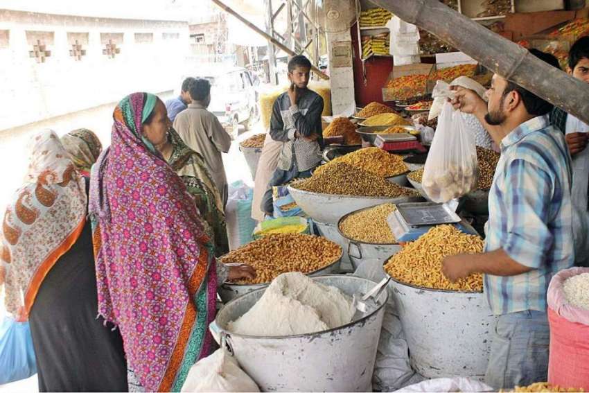 لاہور: خواتین ایک سٹال سے روز مرہ کی اشیاء خرید رہی ہیں۔