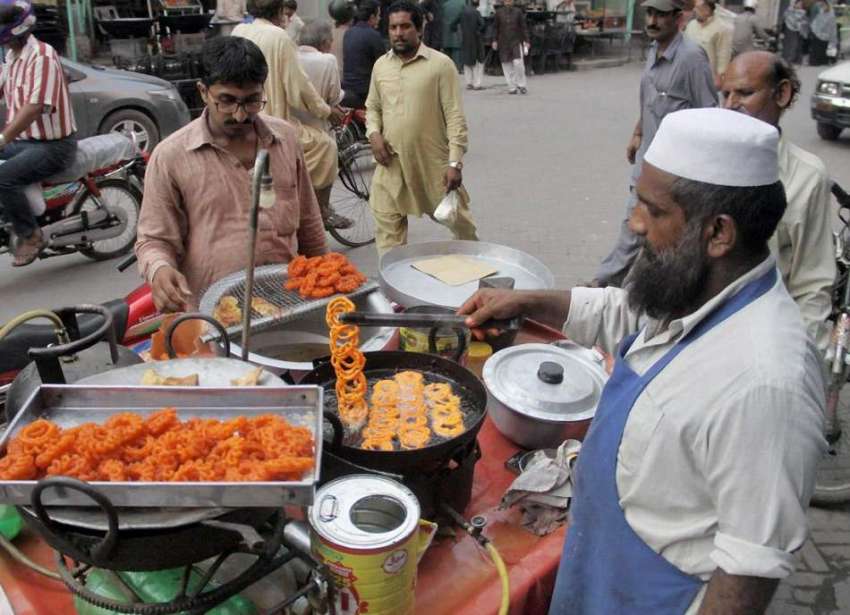 لاہور: ایک حلوائی جلیبیاں تیار کر رہا ہے۔