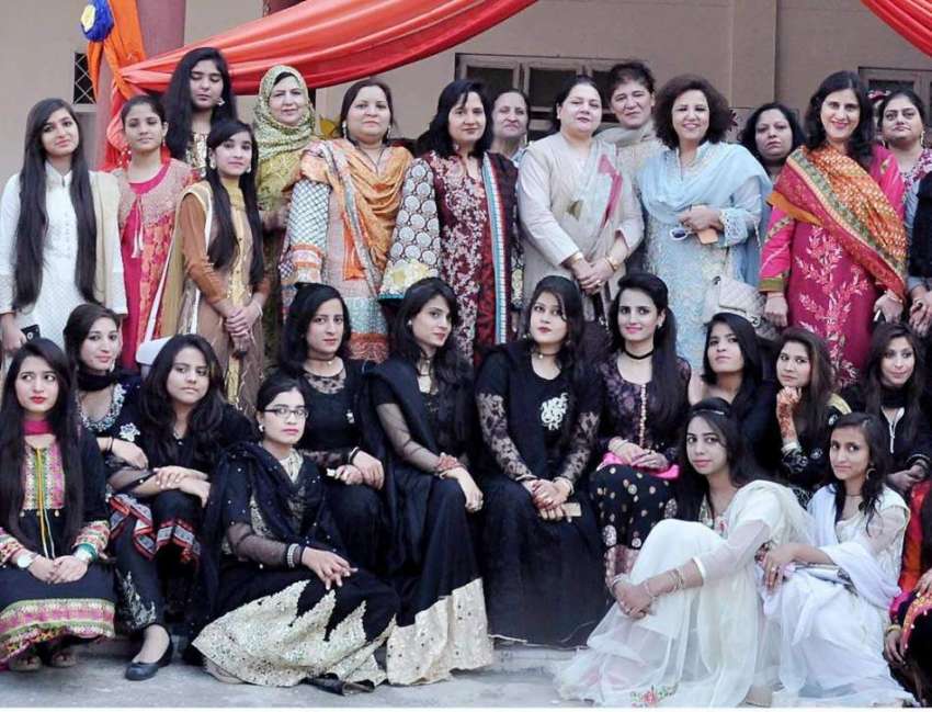 راولپنڈی: گورنمنٹ کالج ایف بلاک میں فن فیئر کے موقع پر طالبات ..