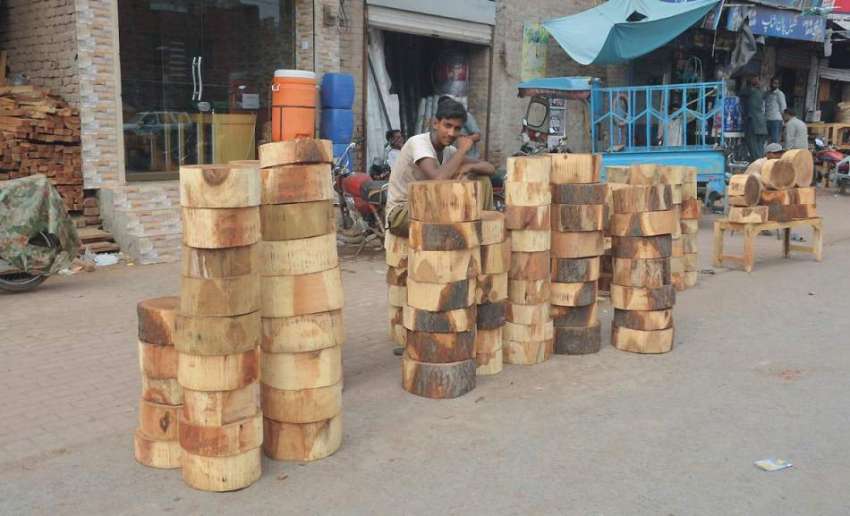 فیصل آباد: جھنگ روڈ لکڑ منڈی کے باہر عید قربان کے موقع پر ..