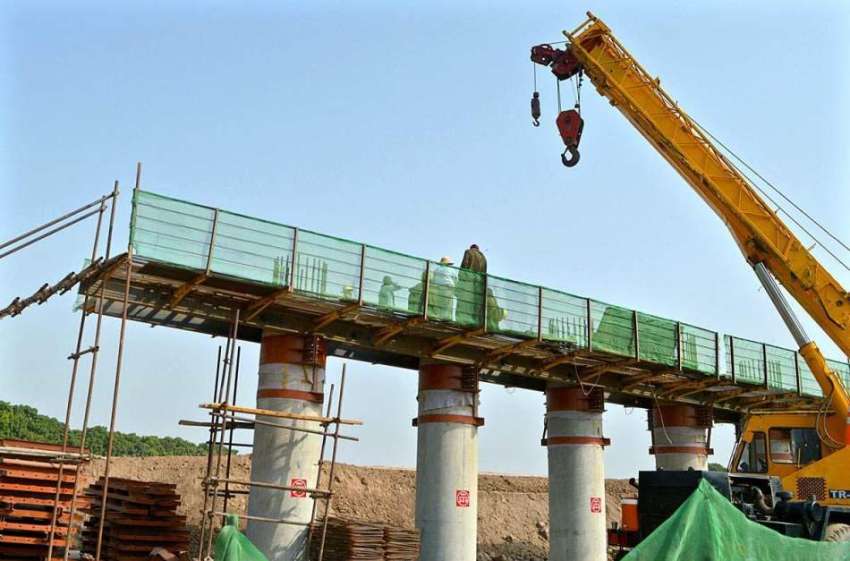 ملتان: شجاع آباد ایکسپریس وے پر مزدور پل کے تعمیراتی کام ..