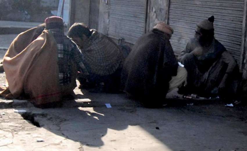 راولپنڈی: منشیات کے عادی افراد روڈ کنارے نشہ کرنے میں مصروف ..