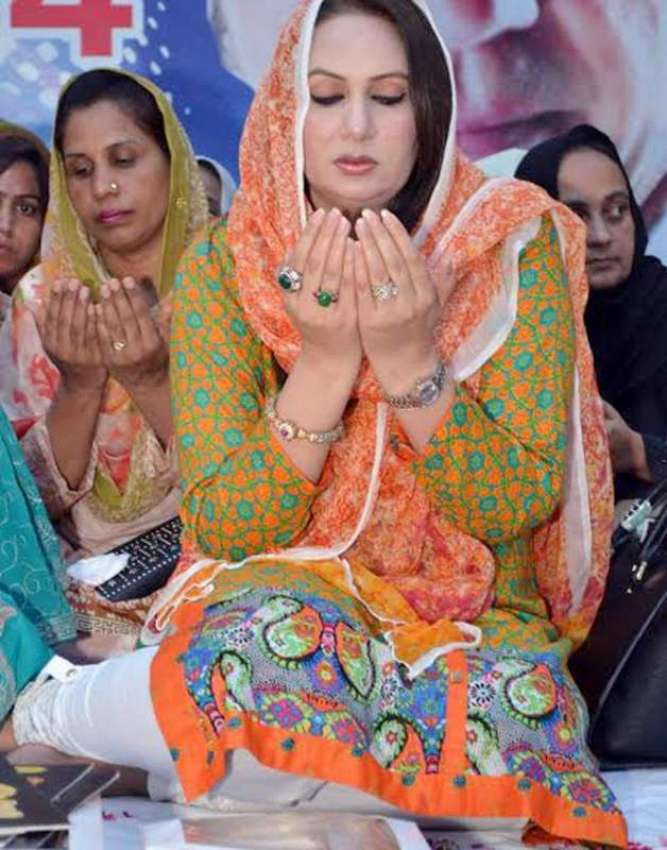 لاہور: تحریک انصاف کی رہنما مسرت جمشید چیمہ اور دیگر خواتین ..