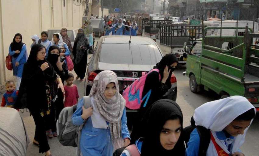 راولپنڈی: گوالمنڈی روڈ پر فٹ پاتھ پر کھڑی گاڑیوں کے باعث ..