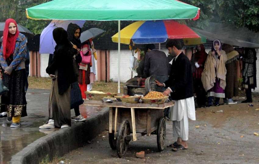 راولپنڈی: طالبات چھٹی کے بعد گاڑی کے انتظار میں کھڑی ہیں۔