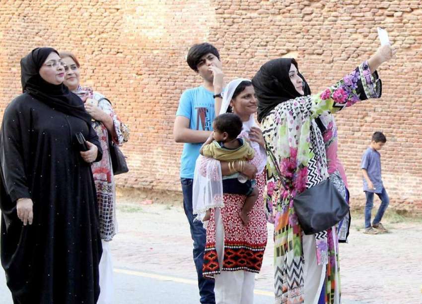 لاہور: شاہی قلعہ کی سیر کے لیے آنے والی لڑکی اپنی فیملی کے ..