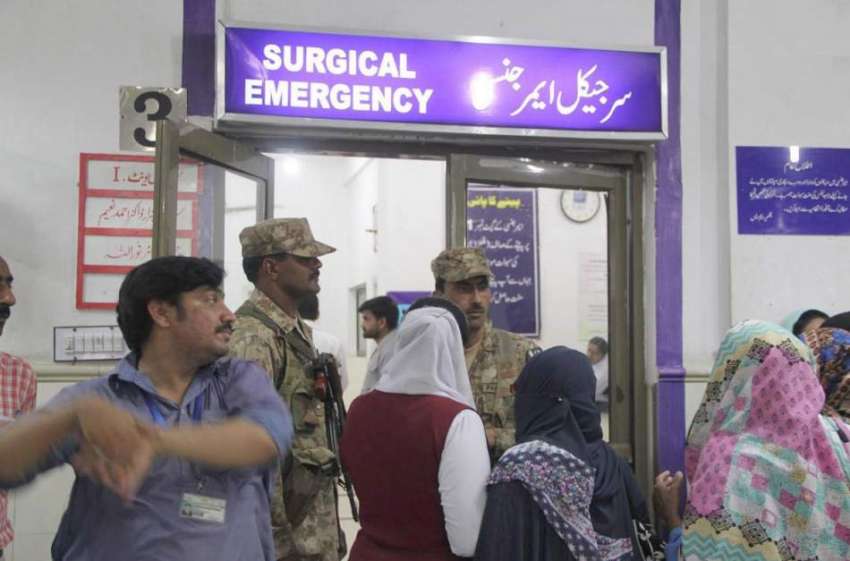 لاہور: آرمی چیف کی آمد سے قبل جنرل ہسپتال میں وارڈ کے باہر ..