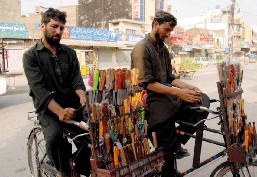 راولپنڈی: عید قربان کی تیاریوں میں مصروف محنت کش سائیکل ..