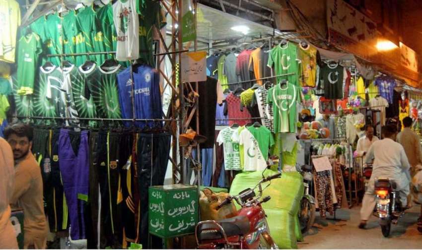 راولپنڈی: دکانداروں نے 14اگست کے حوالے سے اپنی دکانوں کو ..