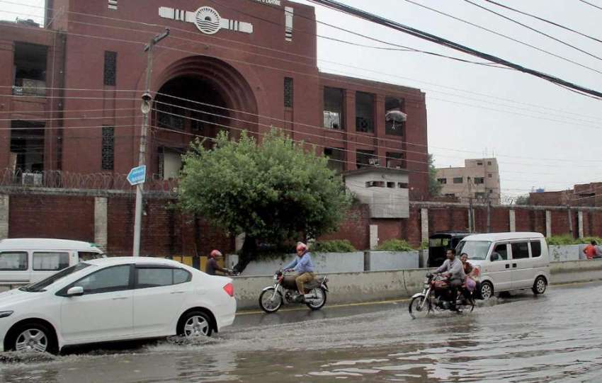 لاہور: شہر میں دوپہر کے وقت ہونیوالی بارش کے بعد سی سی پی ..