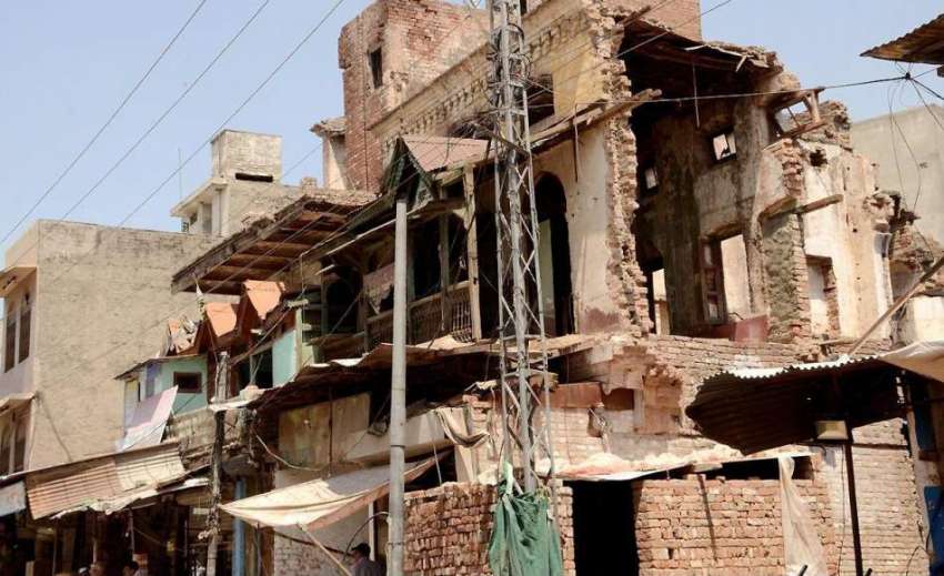 راولپنڈی: اندرون شہر میں پرانی خستہ حال عمارت جو کسی بھی ..