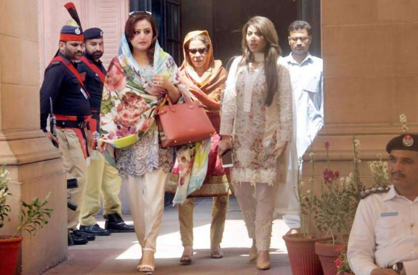 لاہور: خواتین اراکین پنجاب اسمبلی کے اجلاس میں شرکت کے بعد ..