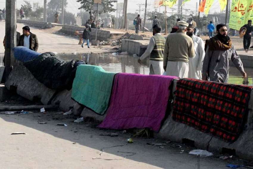 راولپنڈی: دھرنے کے شرکاء نے بستر دھوپ میں خشک کرنے کے لیے ..