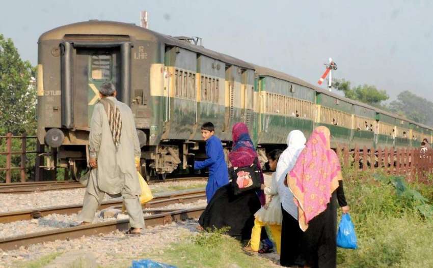 راولپنڈی: شہری ریلوے ٹریک سے خطرناک انداز سے گزر رہے ہیں ..