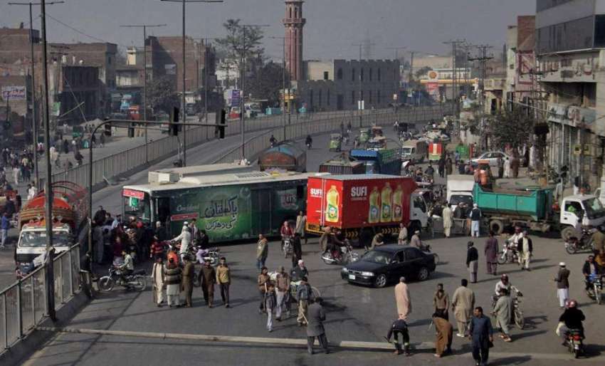 لاہور: مذہبی جماعت کے احتجاج کے دوران رکاوٹوں کے باعث شاہدرہ ..