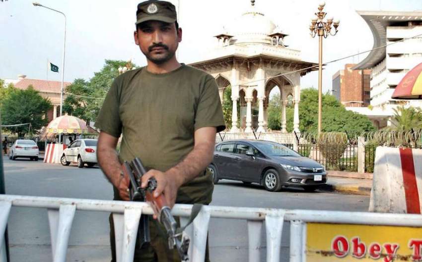 لاہور: پنجاب اسمبلی کے اجلاس کے موقع پر پولیس اہلار داخلی ..