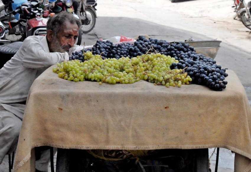 راولپنڈی: ایک محنت کش سائے میں ریڑھی کھڑی کئے سو رہا ہے۔