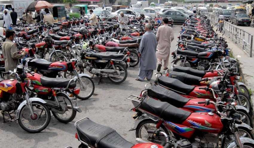 راولپنڈی: احاطہ کچہری کے باہر مین روڈ پر کھڑے موٹر سائیکل ..