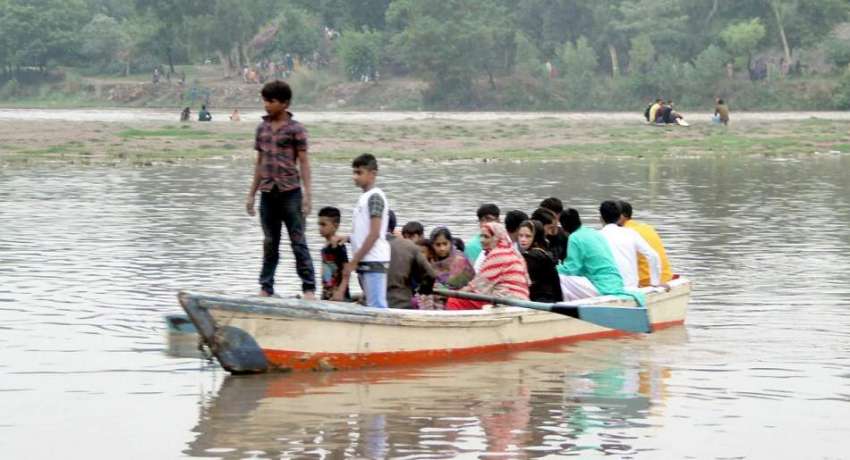 لاہور: شہری دریائے راوی میں کشتی رانی کی سیر سے لطف اندوز ..