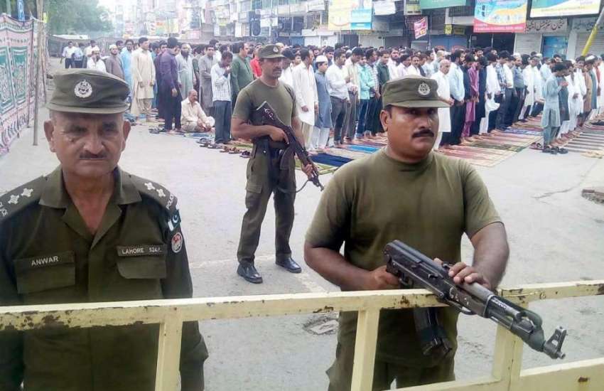 لاہور: مسجد شہدا میں نماز جمعہ کی ادائیگی کے موقع پر پولیس ..
