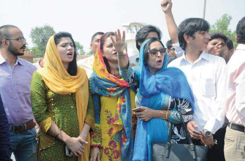 فیصل آباد: زرعی یونیورسٹی گارڈز کے تشدد کے خلاف صحافی احتجاج ..