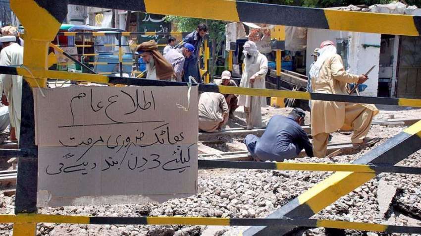 پشاور: ریلوے ملازمین ریلوے کے ٹریک کی مرمت کرنے میں مصروف ..