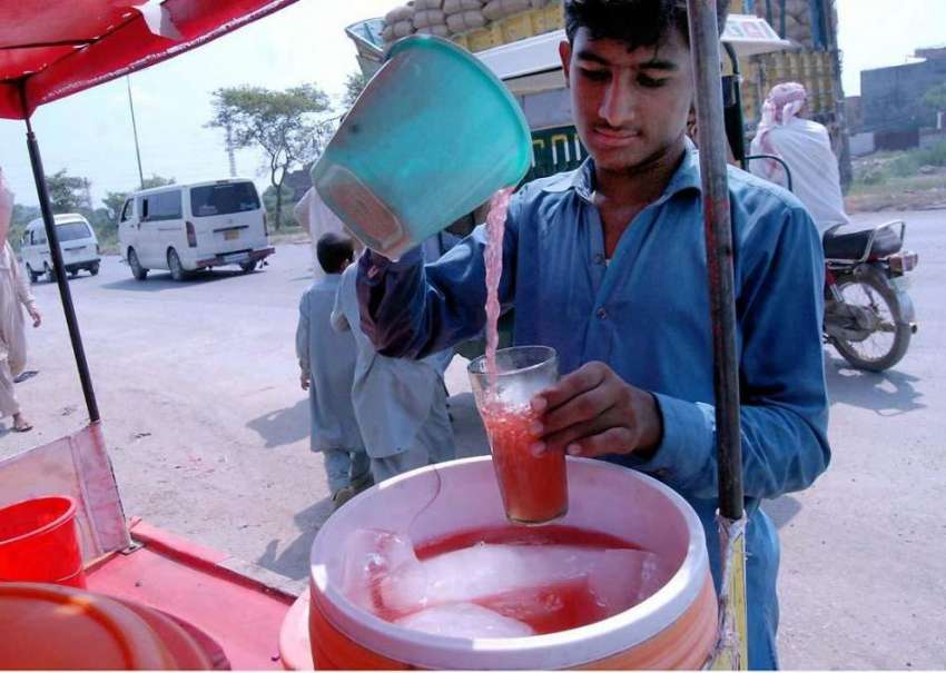 راولپنڈی: ایک محنت کش نوجوان خاندان کا پیٹ پالنے کے لیے مشروب ..