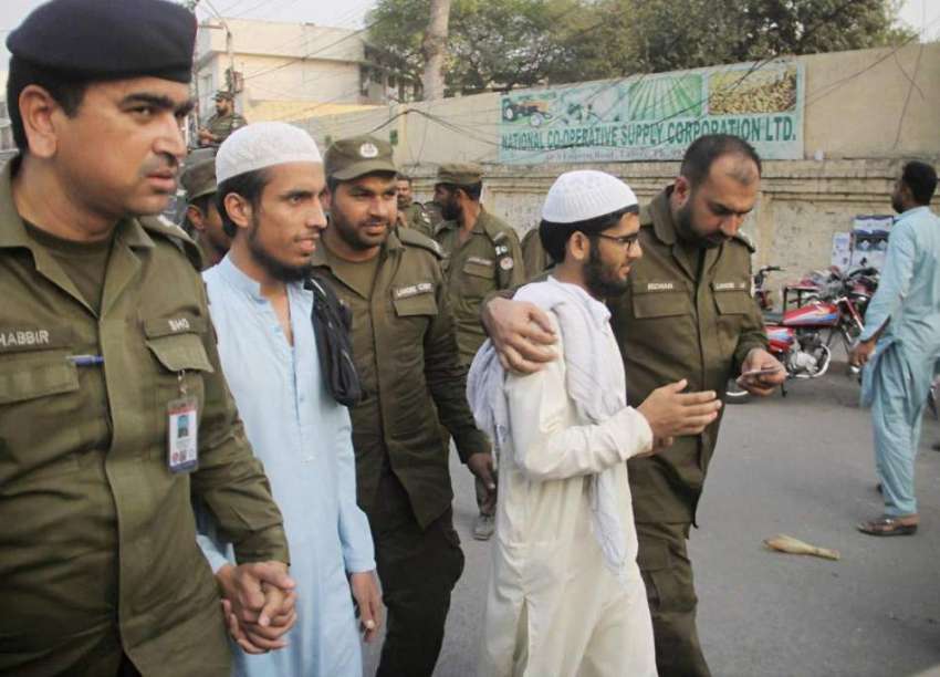 لاہور: پولیس اہلکار دفعہ144کے نفاذ کے باوجود پریس کلب کے باہر ..